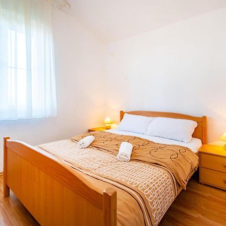 2 Bedroom Amazing Apartment In Neviđane 外观 照片