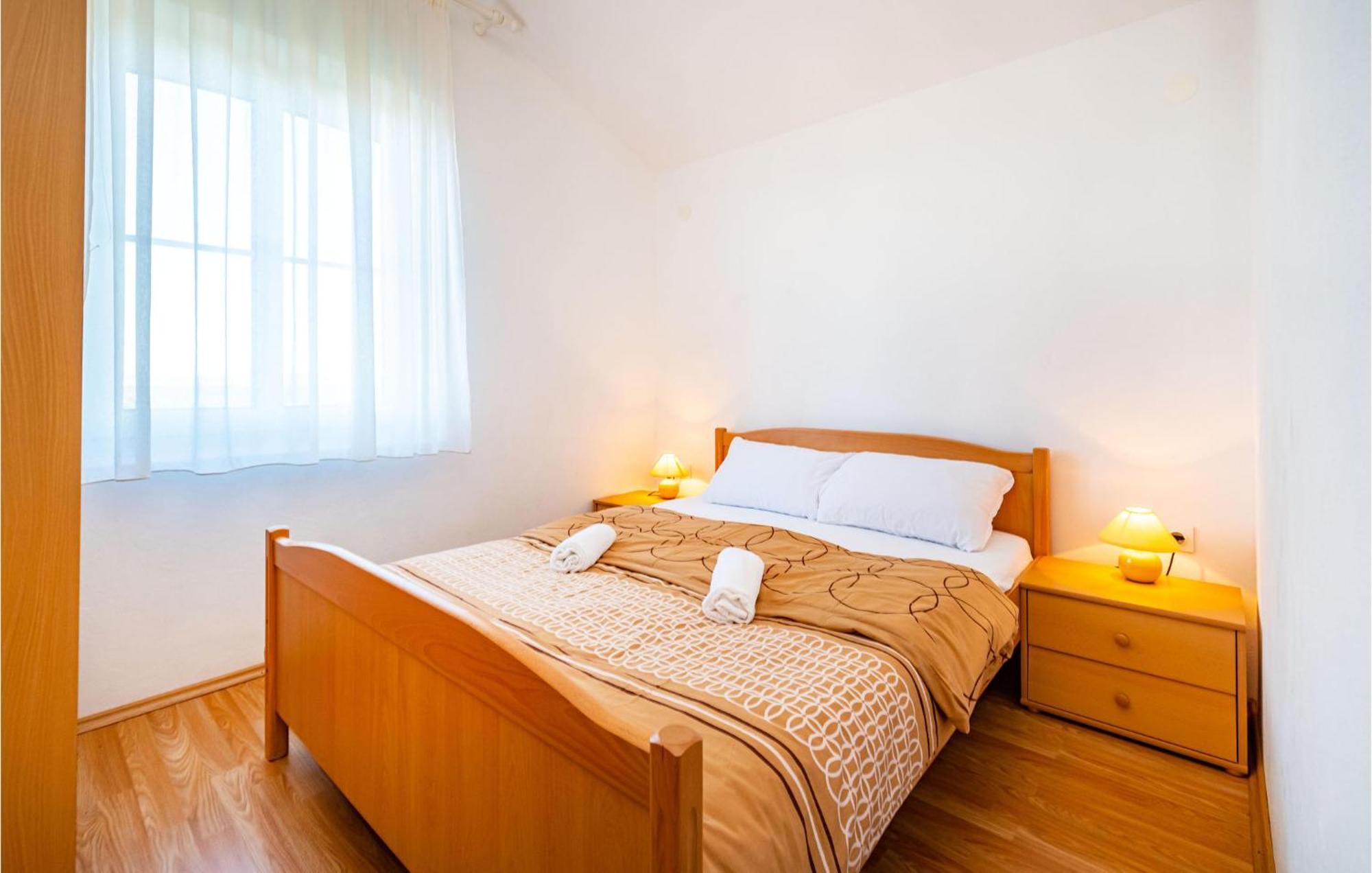 2 Bedroom Amazing Apartment In Neviđane 外观 照片