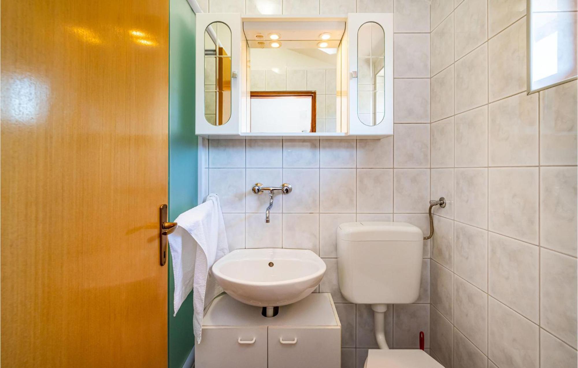 2 Bedroom Amazing Apartment In Neviđane 外观 照片