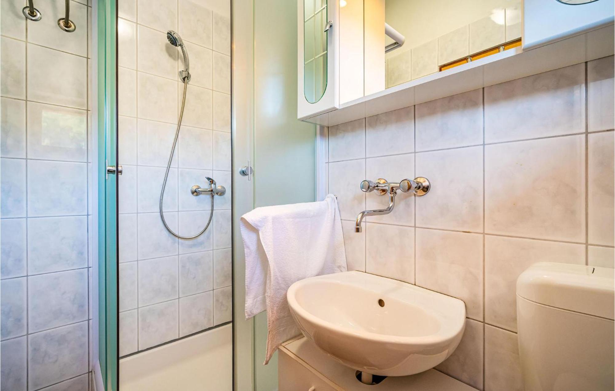 2 Bedroom Amazing Apartment In Neviđane 外观 照片
