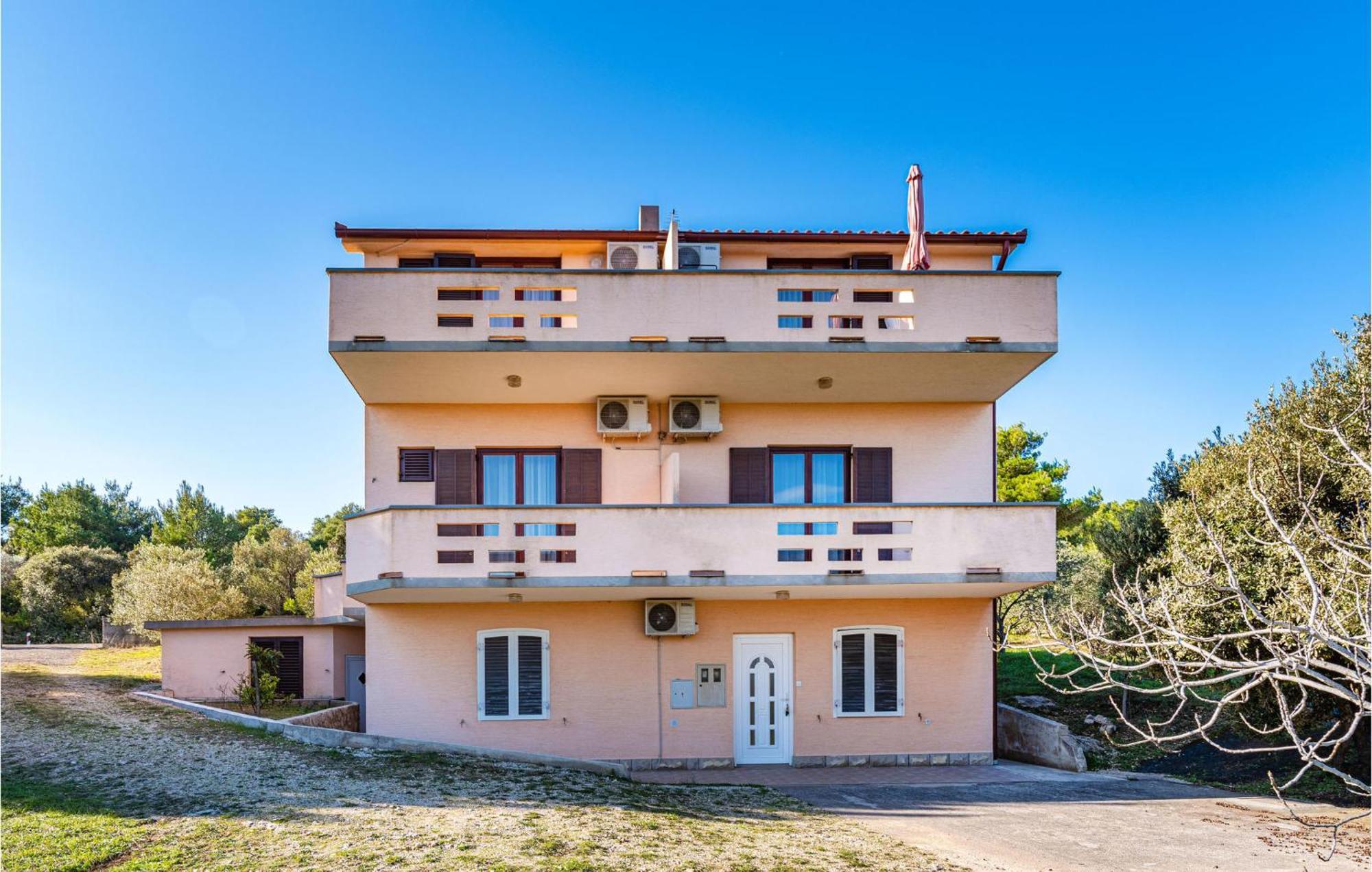 2 Bedroom Amazing Apartment In Neviđane 外观 照片