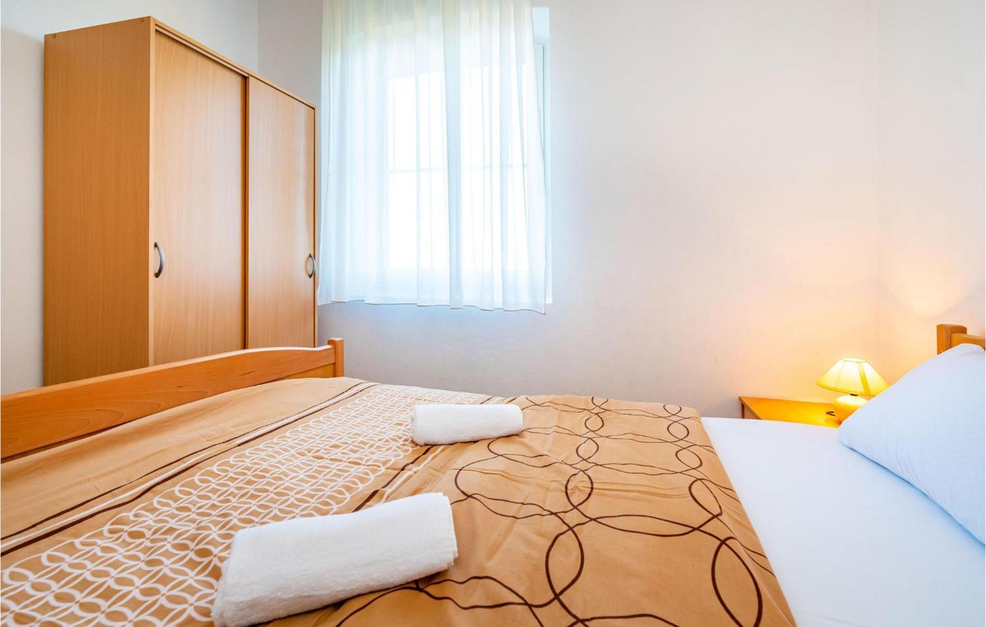 2 Bedroom Amazing Apartment In Neviđane 外观 照片