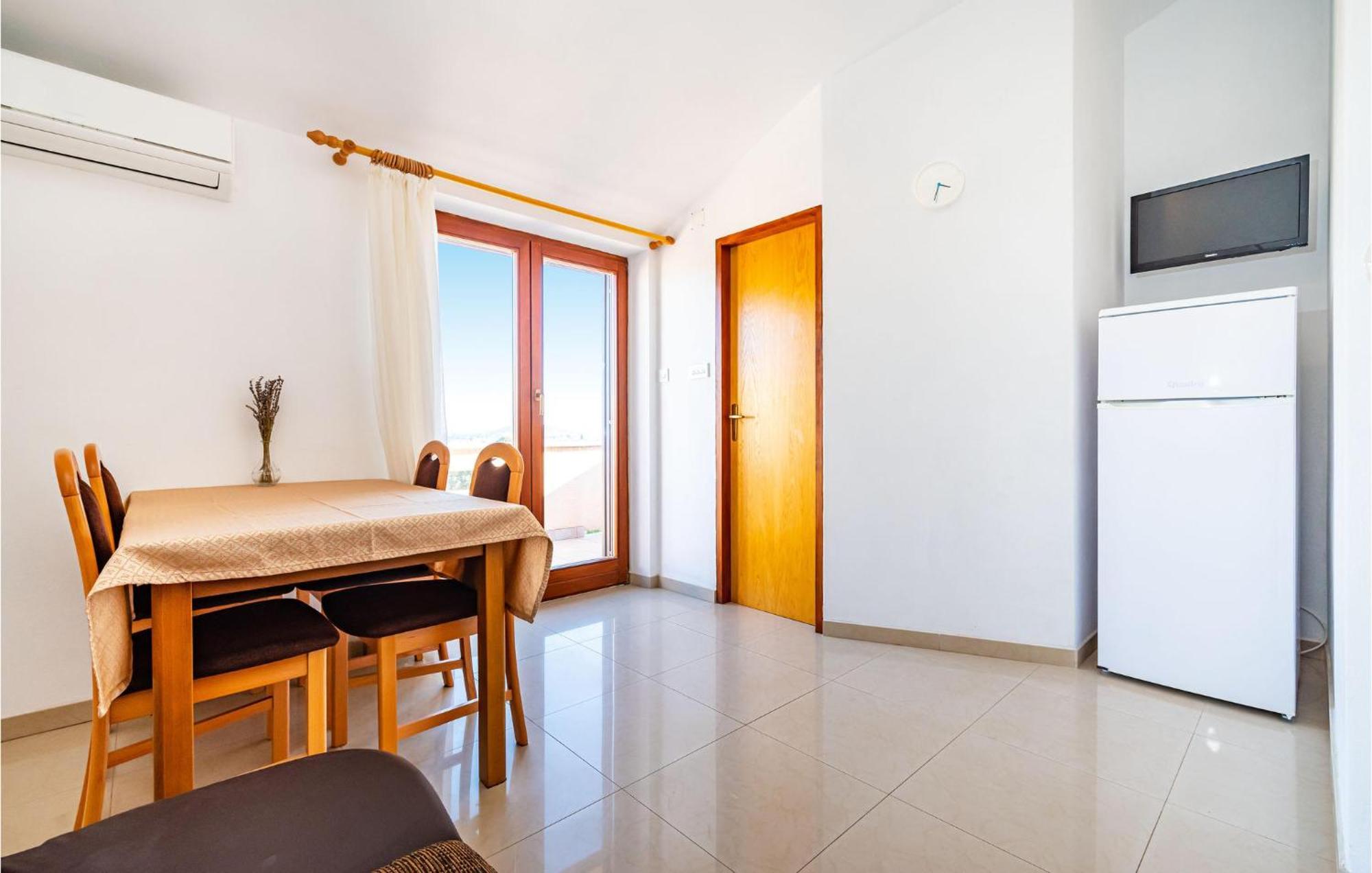 2 Bedroom Amazing Apartment In Neviđane 外观 照片