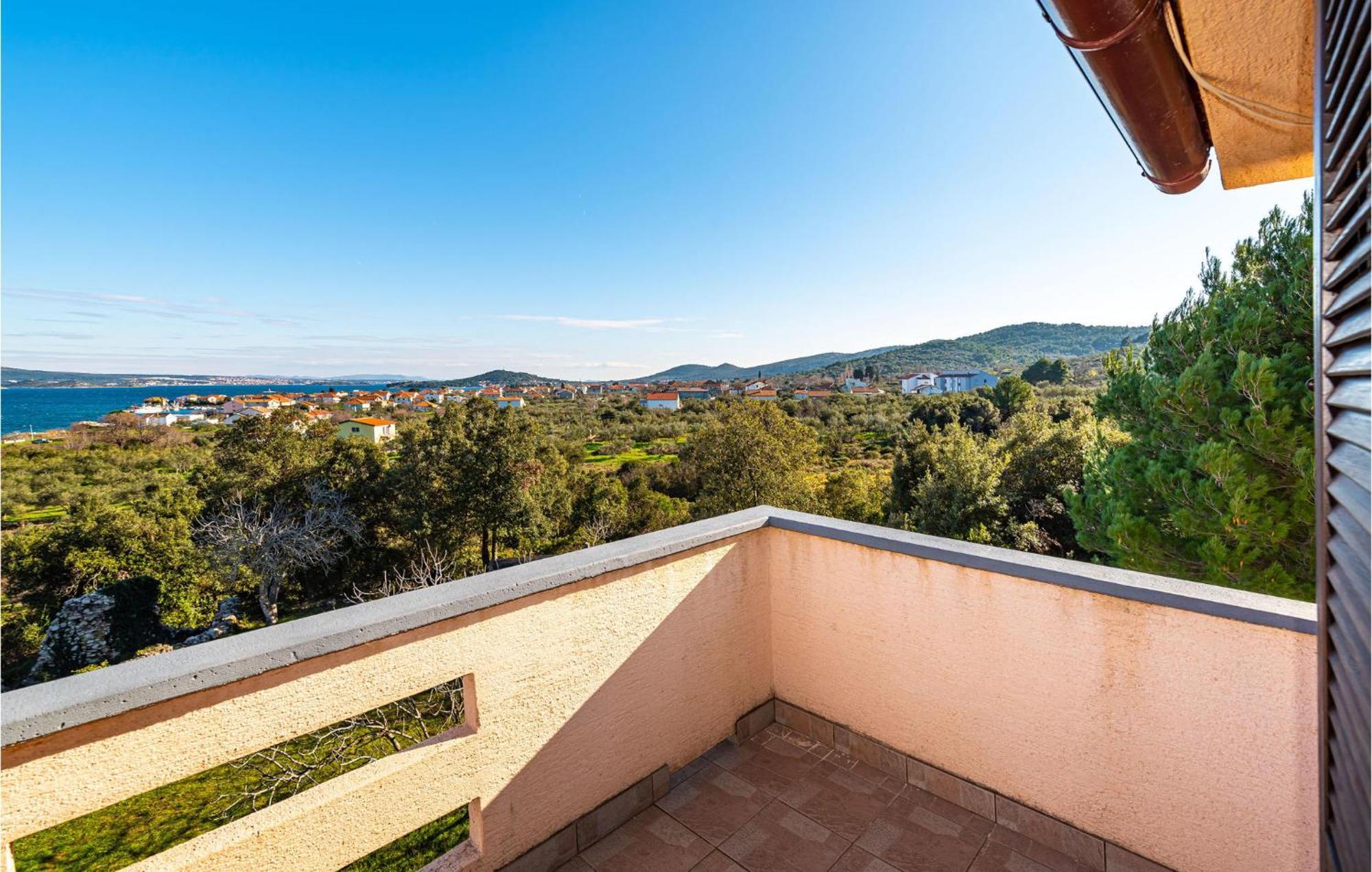 2 Bedroom Amazing Apartment In Neviđane 外观 照片